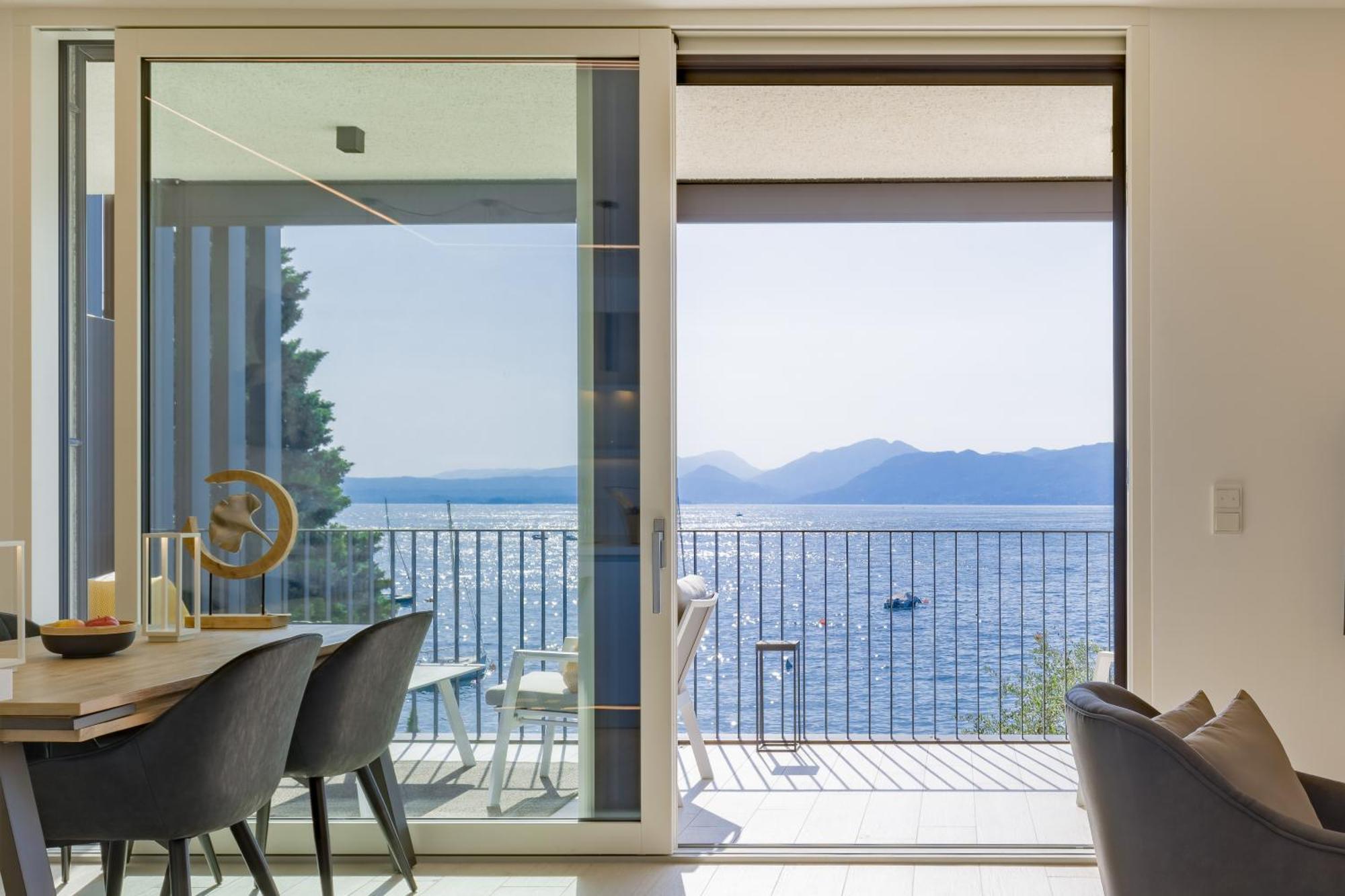 Apartment Salvatorehomes - Luxurious Dreamview Waterfront In With Pool - Casa Azura - A 5 Star Luxury Collection At Garda *