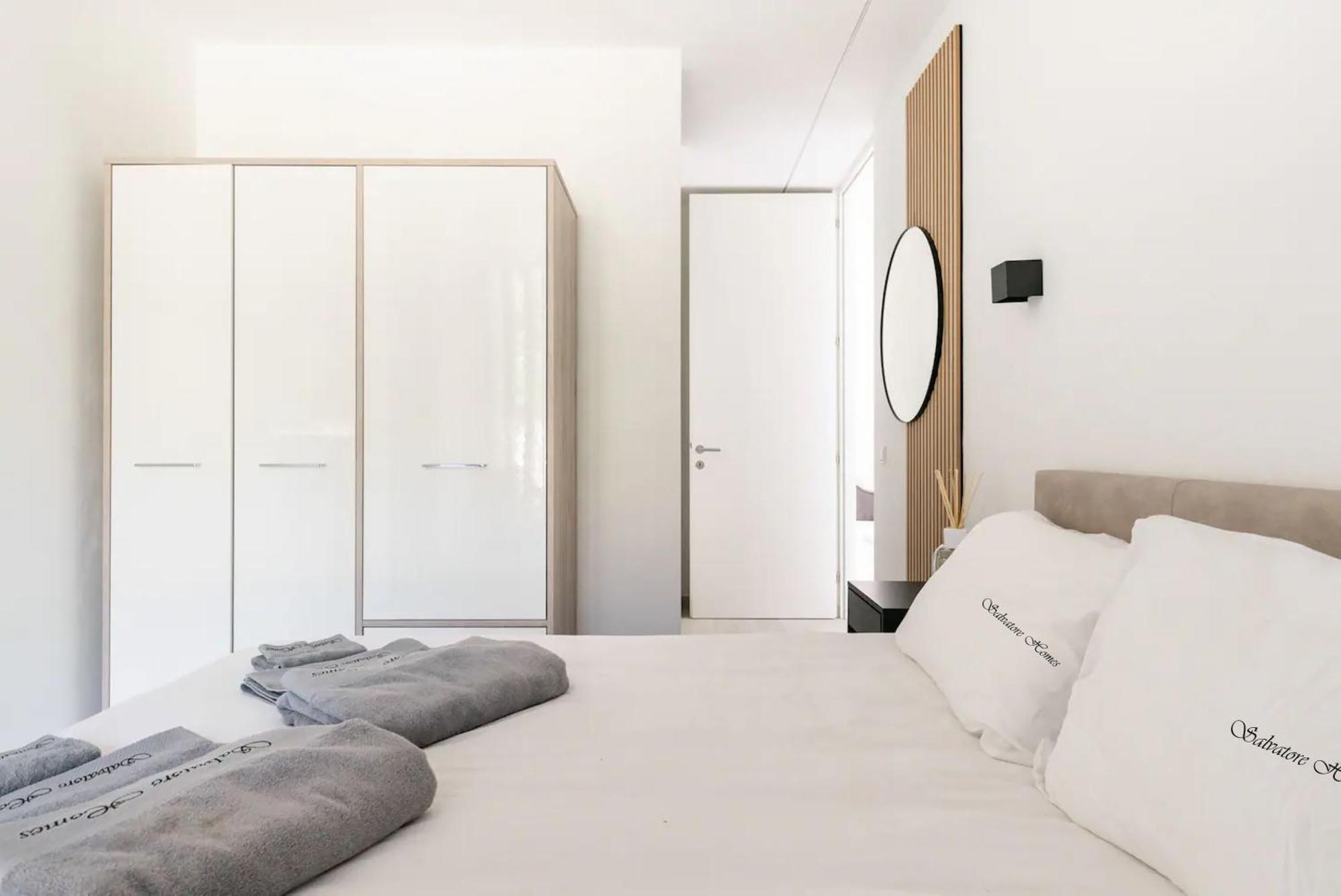 Apartment Salvatorehomes - Luxurious Dreamview Waterfront In With Pool - Casa Azura - A 5 Star Luxury Collection At Garda