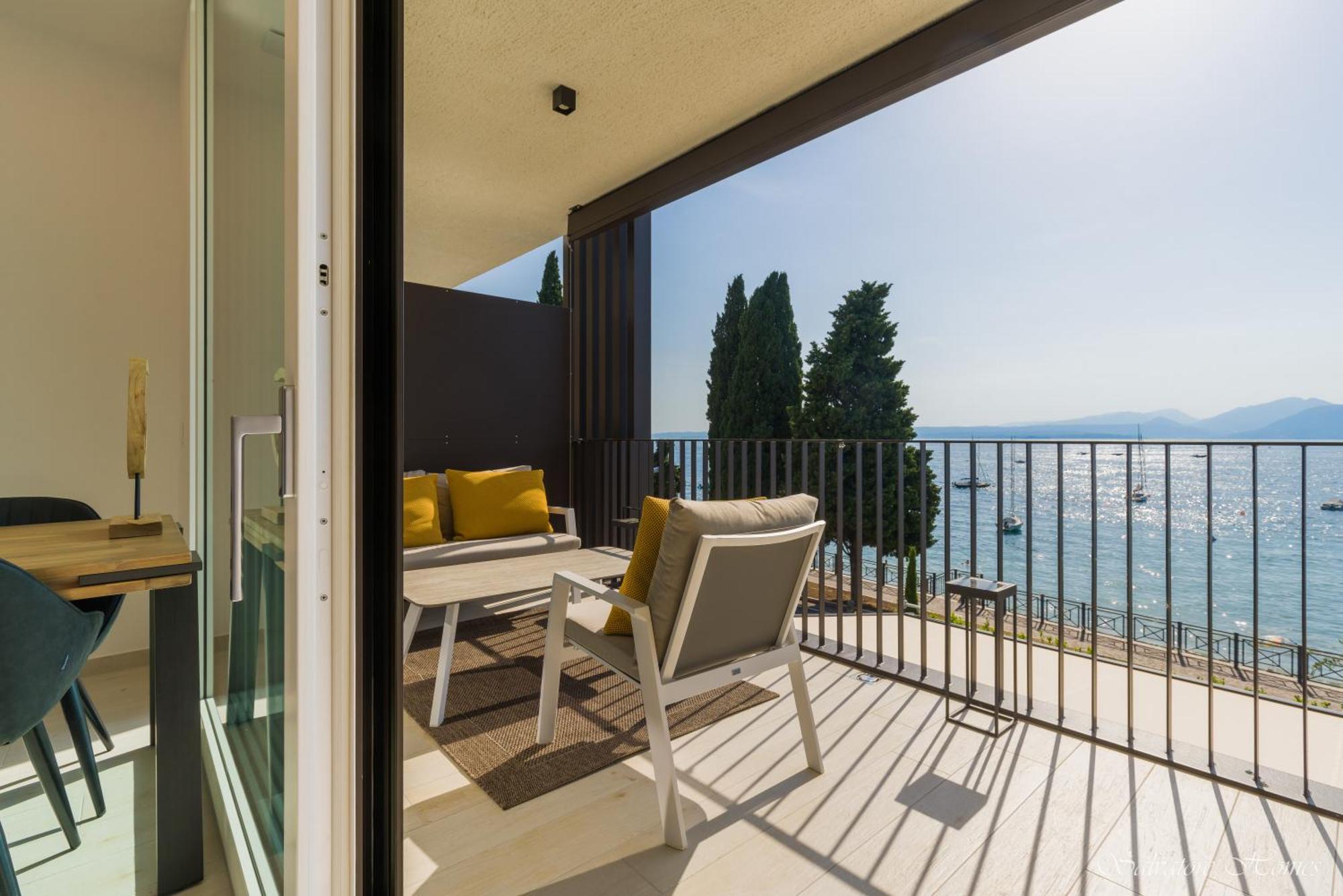 Salvatorehomes - Luxurious Dreamview Waterfront In With Pool - Casa Azura - A 5 Star Luxury Collection At Garda