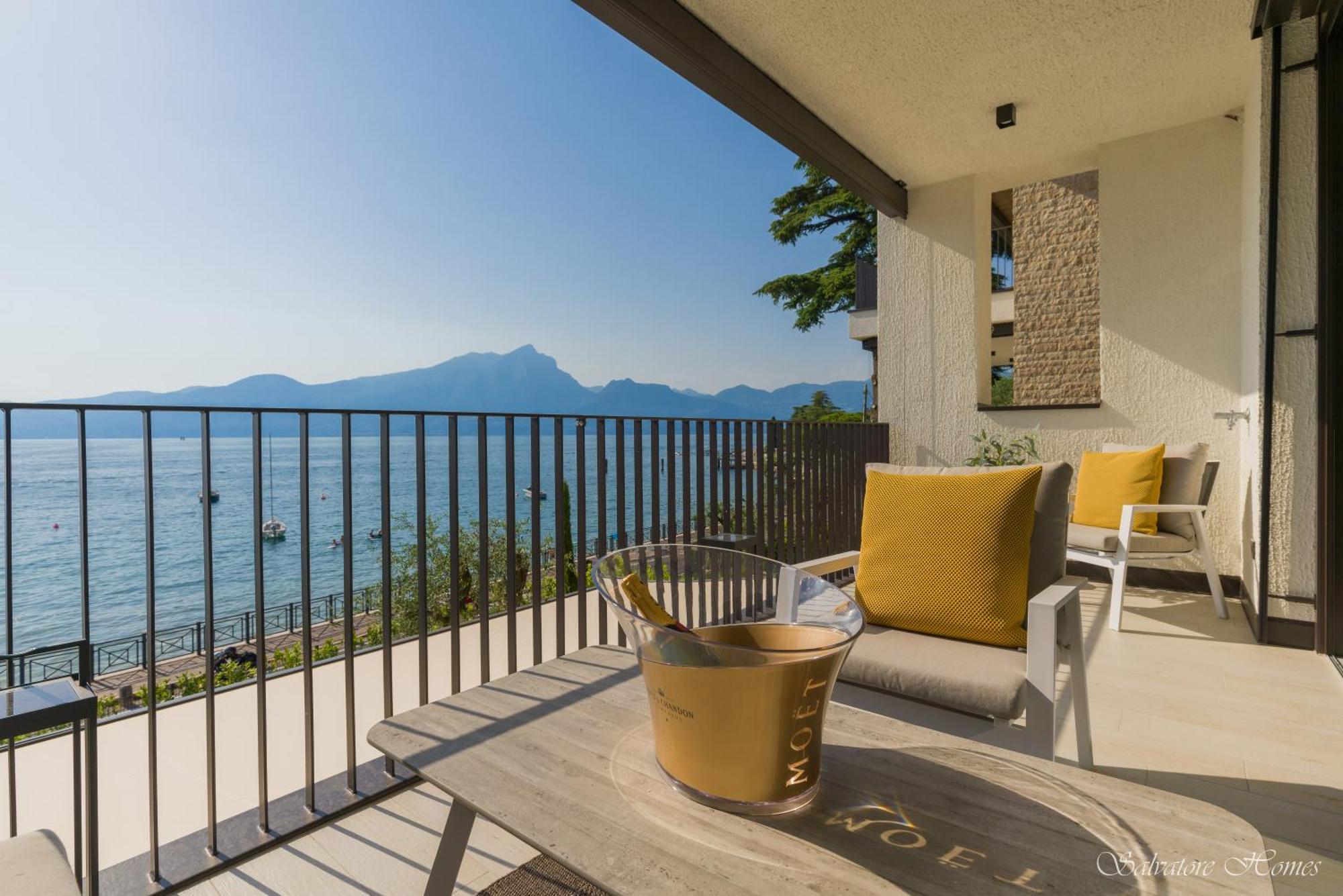 Salvatorehomes - Luxurious Dreamview Waterfront In With Pool - Casa Azura - A 5 Star Luxury Collection At Garda