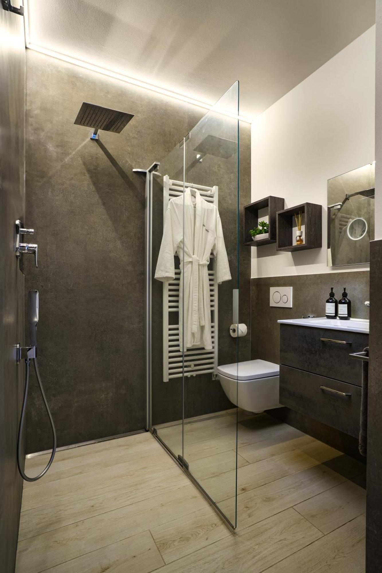Salvatorehomes - Luxurious Dreamview Waterfront In With Pool - Casa Azura - A 5 Star Luxury Collection At Garda Apartment