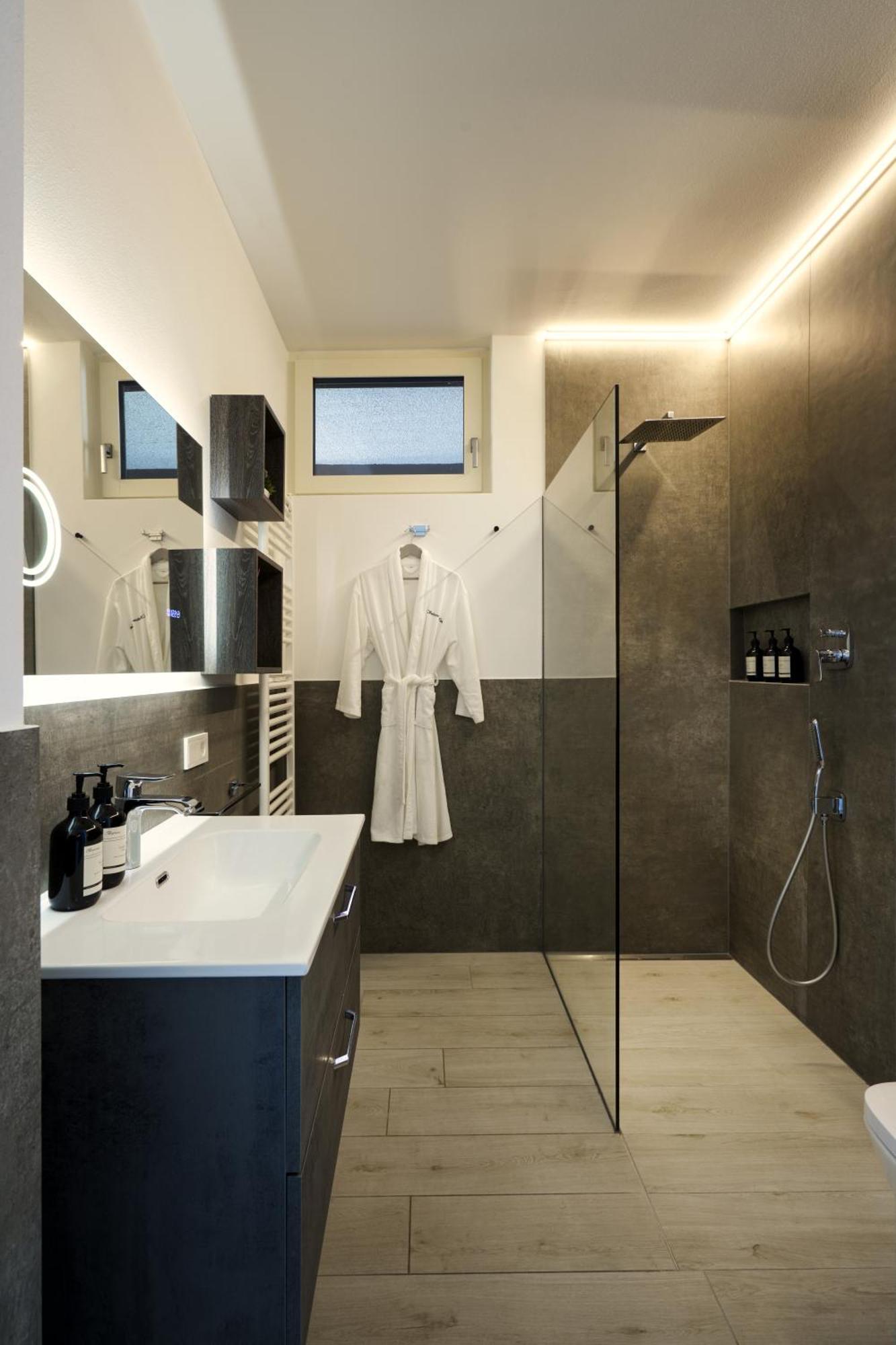 Apartment Salvatorehomes - Luxurious Dreamview Waterfront In With Pool - Casa Azura - A 5 Star Luxury Collection At Garda Torri Del Benaco