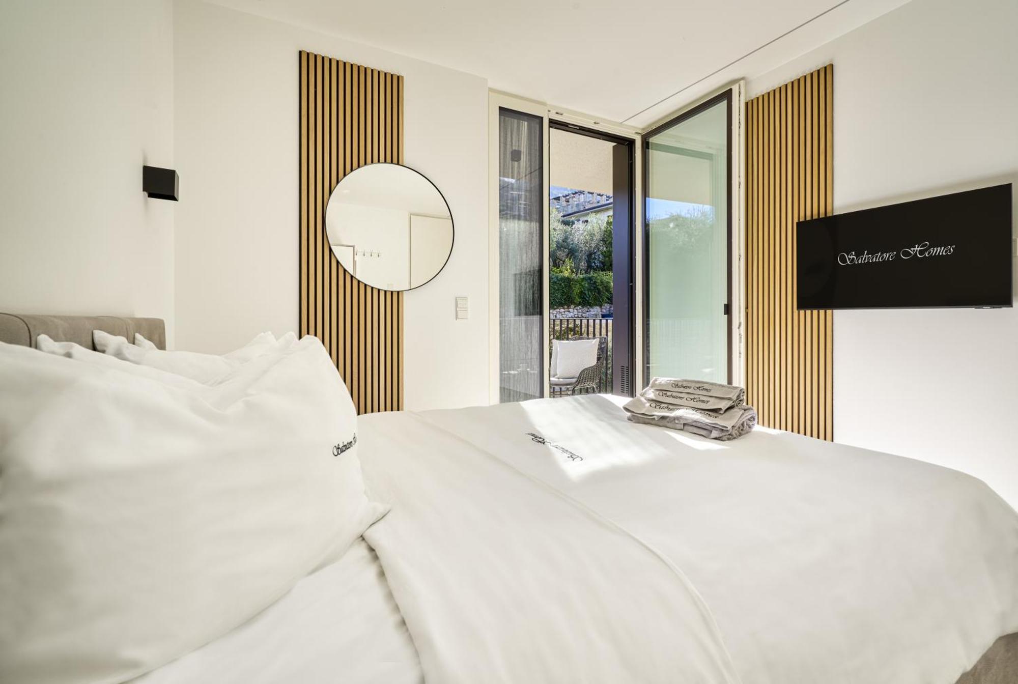 Apartment Salvatorehomes - Luxurious Dreamview Waterfront In With Pool - Casa Azura - A 5 Star Luxury Collection At Garda Torri Del Benaco