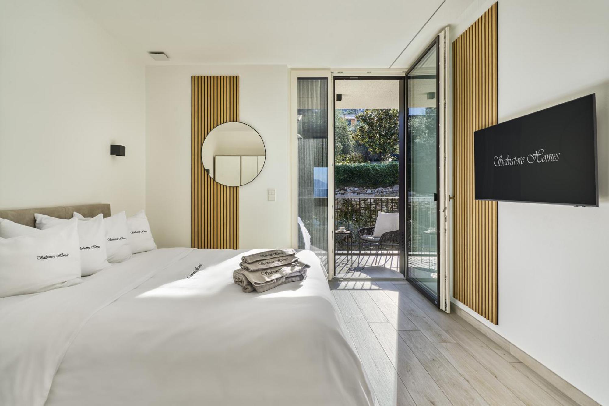 Apartment Salvatorehomes - Luxurious Dreamview Waterfront In With Pool - Casa Azura - A 5 Star Luxury Collection At Garda