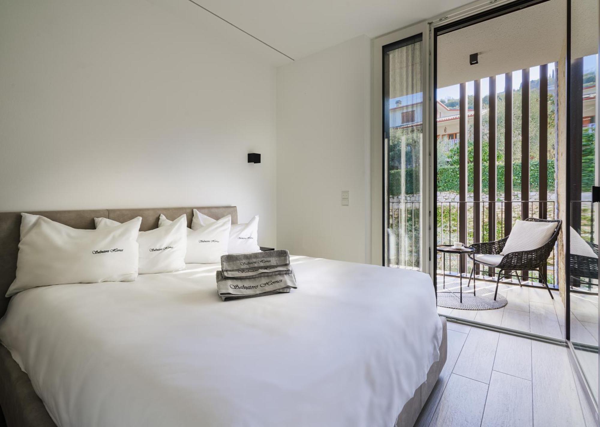 Salvatorehomes - Luxurious Dreamview Waterfront In With Pool - Casa Azura - A 5 Star Luxury Collection At Garda Apartment *