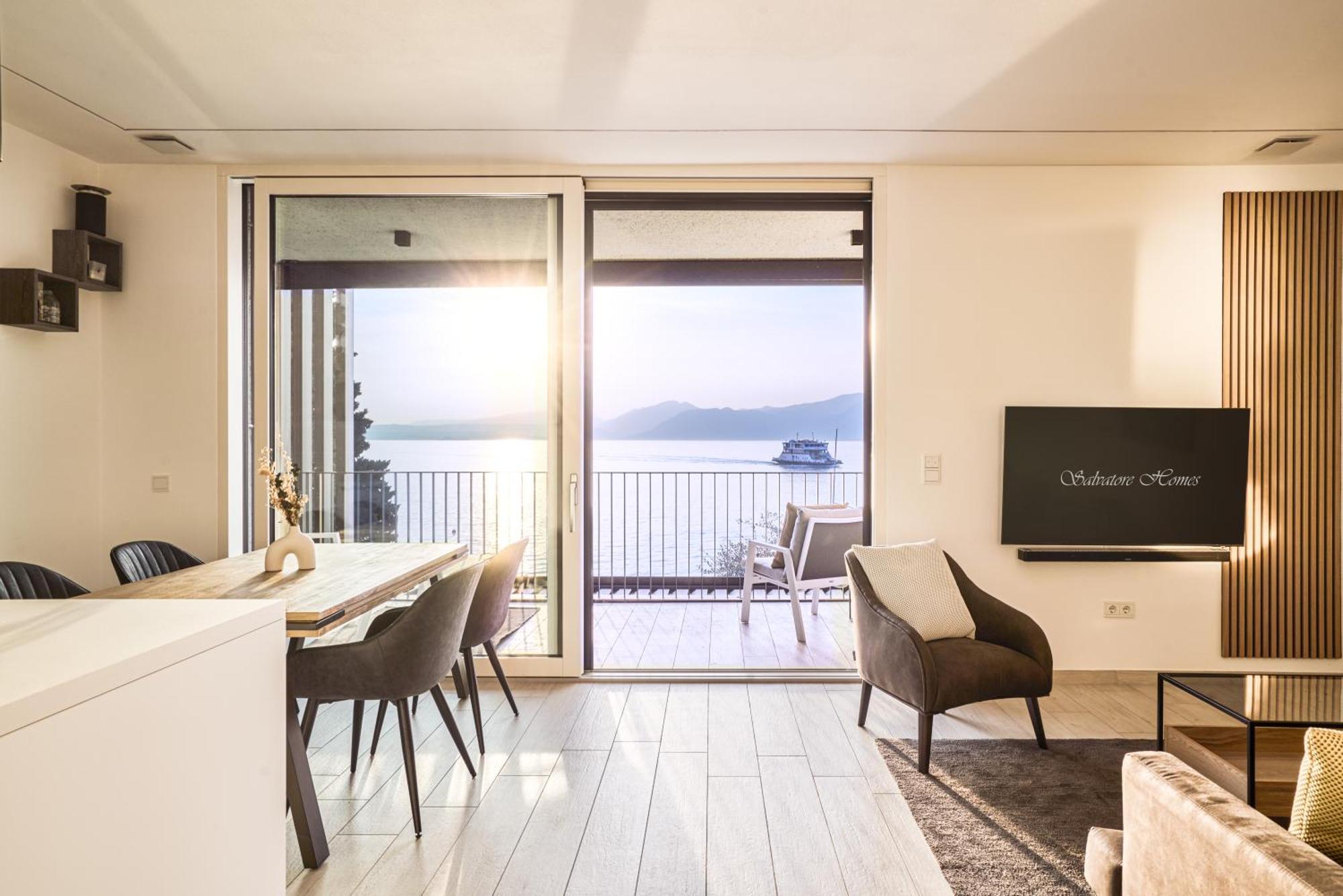 Apartment Salvatorehomes - Luxurious Dreamview Waterfront In With Pool - Casa Azura - A 5 Star Luxury Collection At Garda *