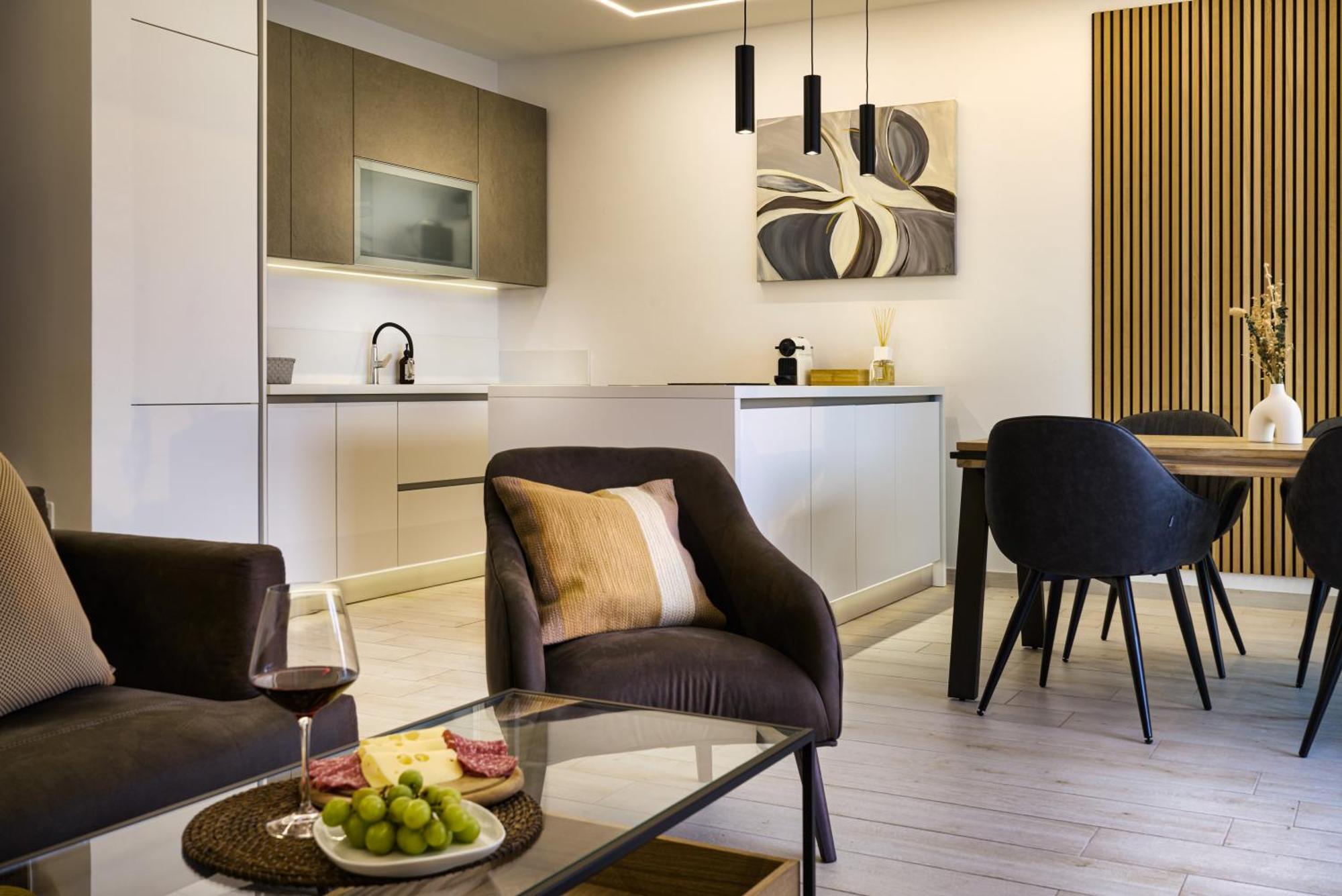 Salvatorehomes - Luxurious Dreamview Waterfront In With Pool - Casa Azura - A 5 Star Luxury Collection At Garda *