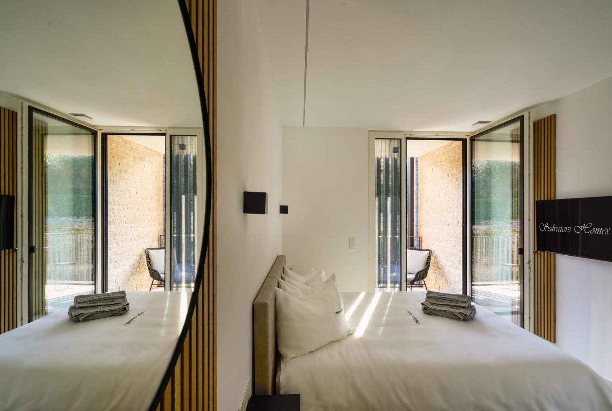 Apartment Salvatorehomes - Luxurious Dreamview Waterfront In With Pool - Casa Azura - A 5 Star Luxury Collection At Garda