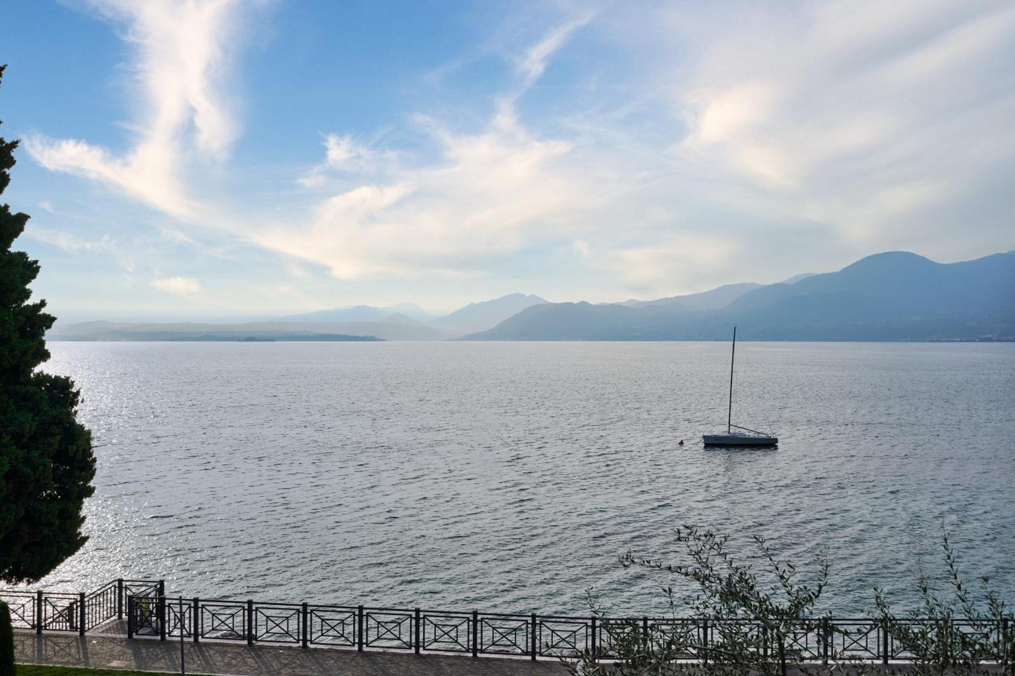Apartment Salvatorehomes - Luxurious Dreamview Waterfront In With Pool - Casa Azura - A 5 Star Luxury Collection At Garda *