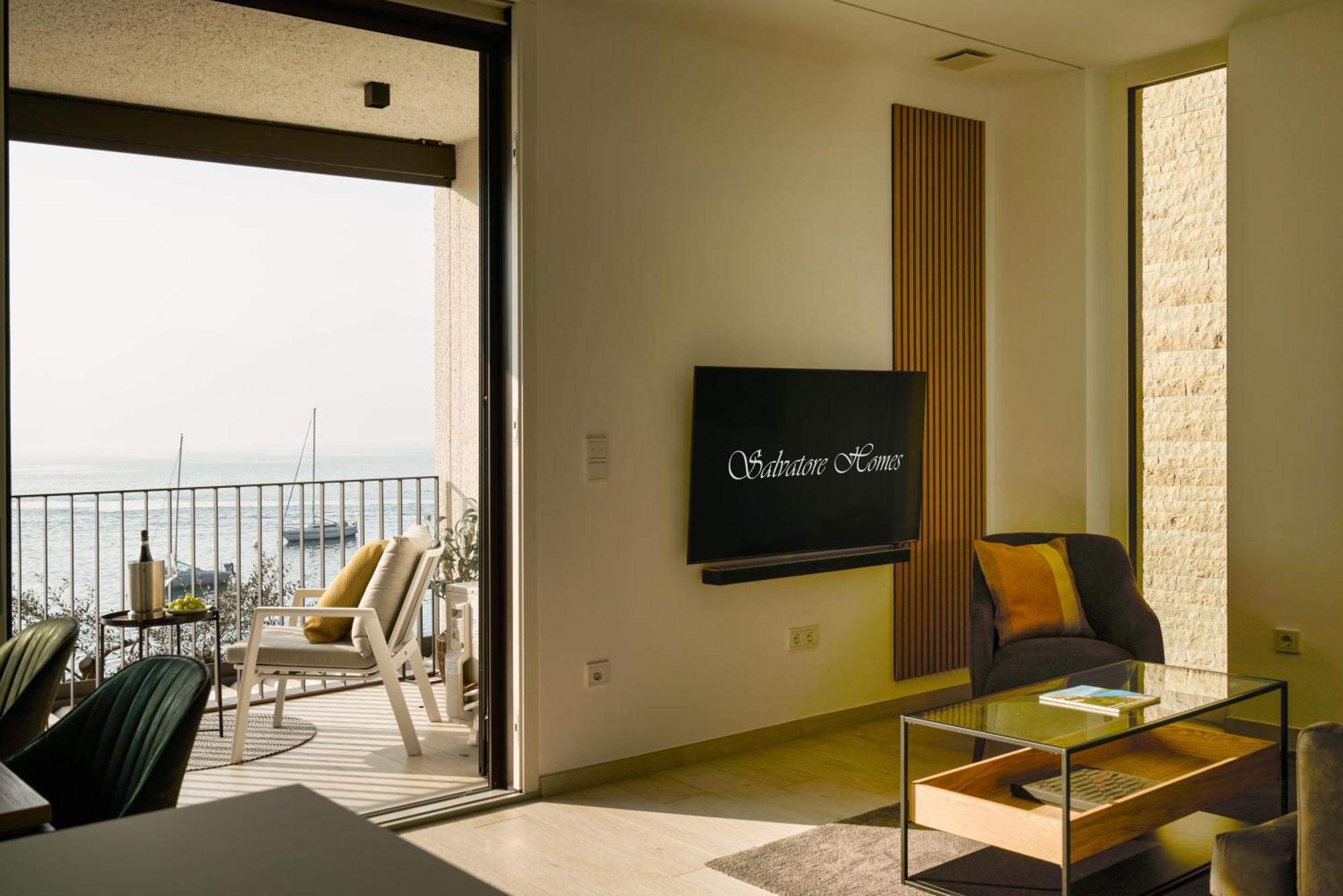 Salvatorehomes - Luxurious Dreamview Waterfront In With Pool - Casa Azura - A 5 Star Luxury Collection At Garda *