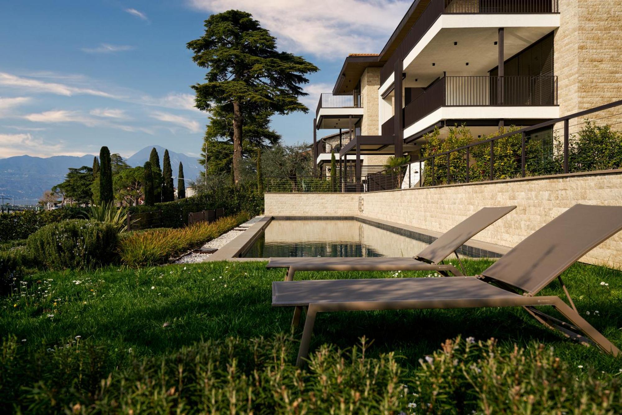 Salvatorehomes - Luxurious Dreamview Waterfront In With Pool - Casa Azura - A 5 Star Luxury Collection At Garda Apartment