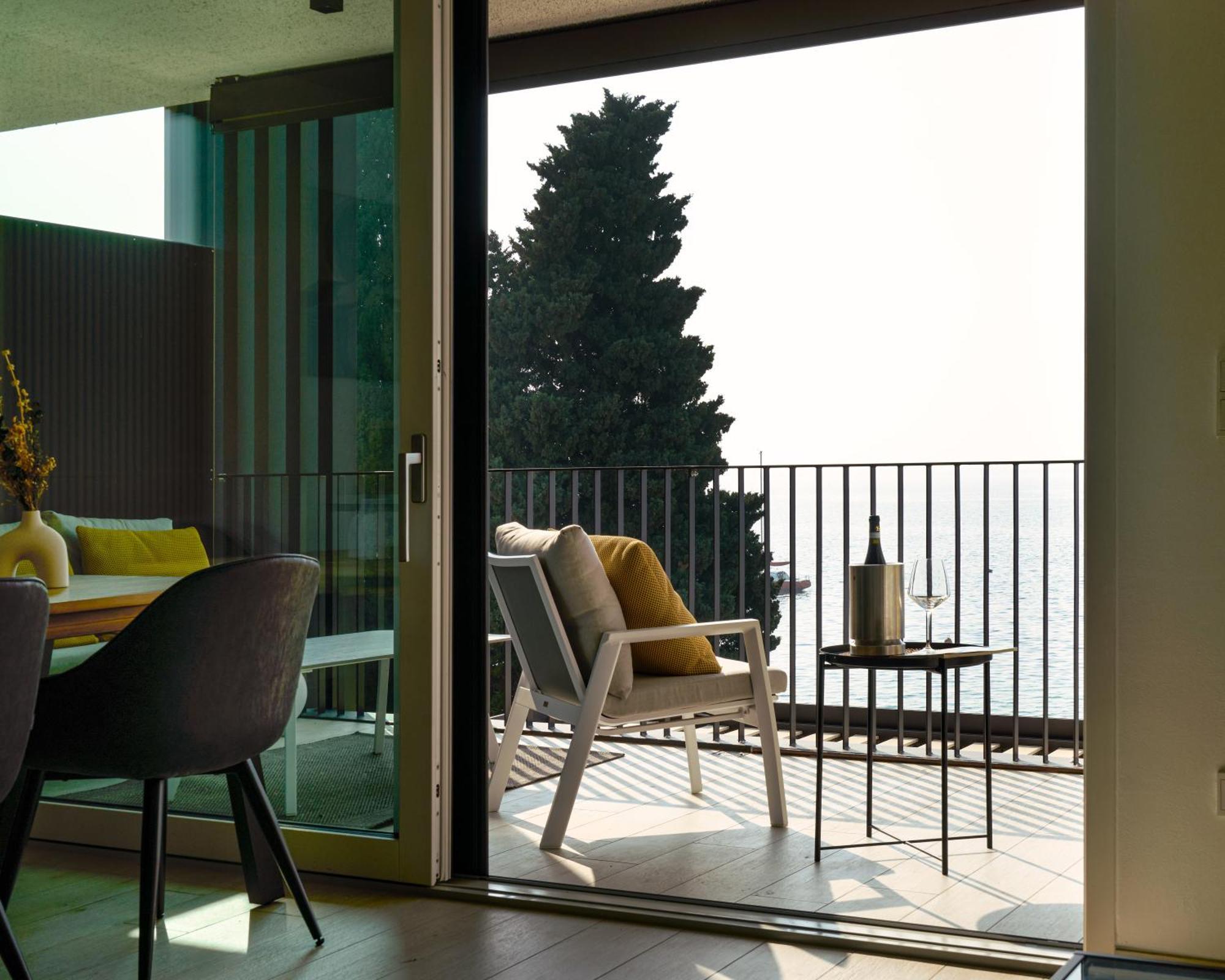 Salvatorehomes - Luxurious Dreamview Waterfront In With Pool - Casa Azura - A 5 Star Luxury Collection At Garda Apartment *