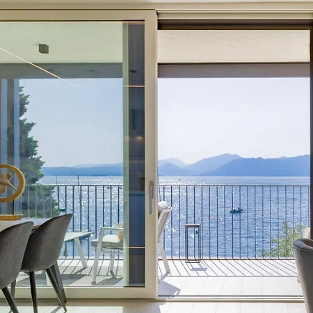 Salvatorehomes - Luxurious Dreamview Waterfront Apartment In Torri Del Benaco With Pool - Casa Azura - A 5 Star Luxury Collection At Lake Garda Exterior photo