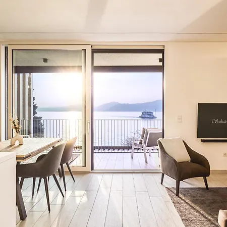 Salvatorehomes - Luxurious Dreamview Waterfront Apartment In Torri Del Benaco With Pool - Casa Azura - A 5 Star Luxury Collection At Lake Garda Exterior photo
